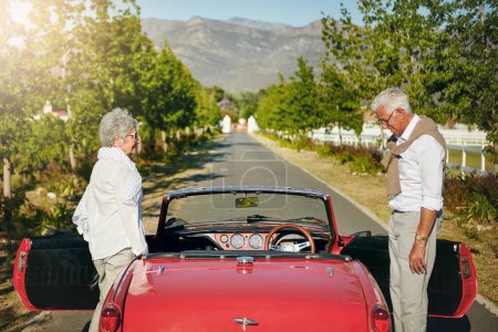 Téléchargez les photos : Nous avons assez de choses à faire pendant la retraite. un couple de personnes âgées en voyage en voiture - en image libre de droit