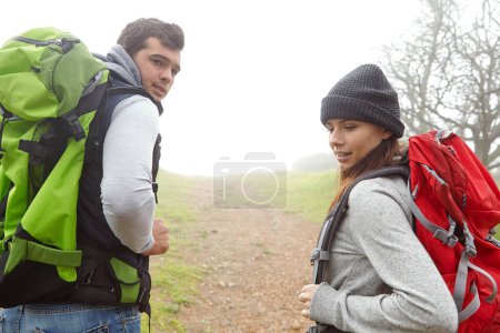 Foto de Listos para seguir el rastro. Vista trasera de una joven pareja de senderismo a lo largo de un sendero natural - Imagen libre de derechos