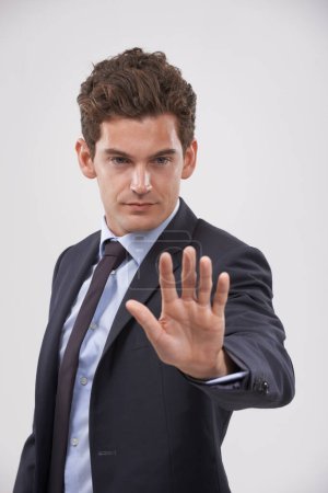 Téléchargez les photos : Ne bougez pas. Homme d'affaires tenant la main dans un panneau stop - en image libre de droit