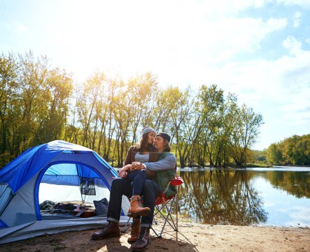 Téléchargez les photos : Le camping nous a fait développer une nouvelle appréciation l'un pour l'autre. un jeune couple aventureux dans leur camping - en image libre de droit