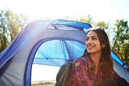 Téléchargez les photos : Elle s'éloigne de tout. une jolie jeune femme assise dans son camping - en image libre de droit