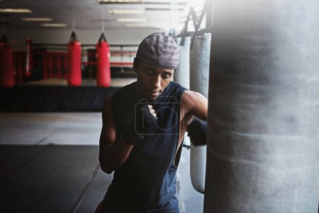 Foto de Lucha por las cosas en las que crees. un entrenamiento de kick-boxer en un gimnasio - Imagen libre de derechos