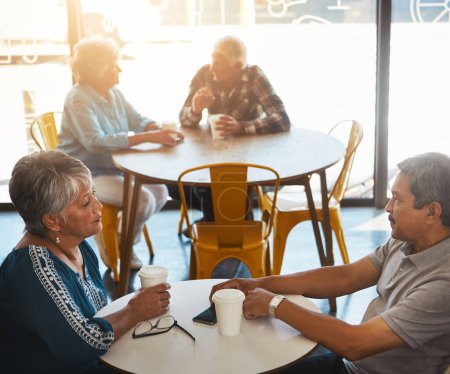 Foto de Creemos en hablar de ello. una pareja de ancianos en una cita en una cafetería - Imagen libre de derechos