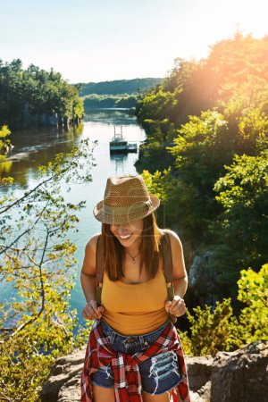 Foto de La actitud es la diferencia entre y la prueba y una aventura. una mujer joven haciendo senderismo - Imagen libre de derechos
