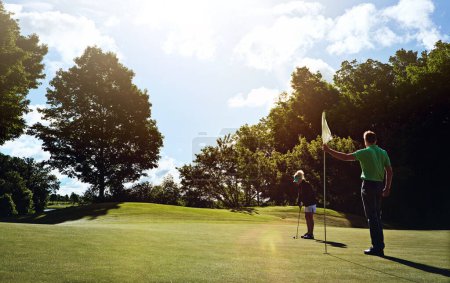 Foto de Puedes hacer eso de una sola vez. una pareja jugando al golf juntos en un fairway - Imagen libre de derechos