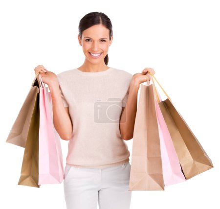 Foto de Ella sabe dónde conseguir las mejores ofertas. Retrato de estudio de una mujer atractiva sosteniendo bolsas de compras - Imagen libre de derechos