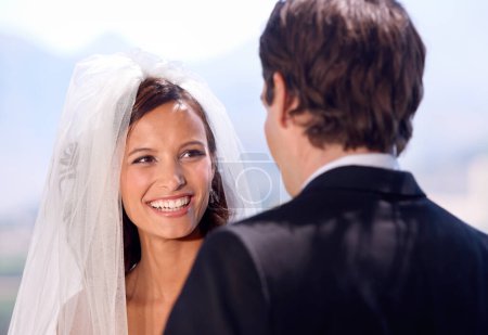 Foto de Momentos tiernos en su día especial. Una novia y un novio en el día de su boda - Imagen libre de derechos