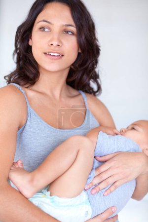 Téléchargez les photos : Juste moi et mon bébé. une belle jeune femme et son bébé à la maison - en image libre de droit