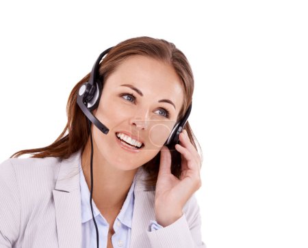 Foto de Permítanme poner su llamada a través de... Agente profesional del centro de llamadas que trabaja mientras usa un auricular - aislado en blanco - Imagen libre de derechos