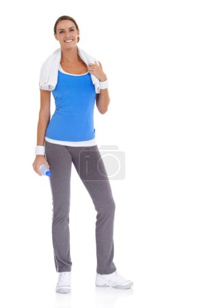 Téléchargez les photos : Prêt à aller au gymnase. Jeune femme en bonne santé tenant une bouteille d'eau minérale isolée sur du blanc - en image libre de droit