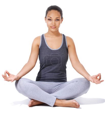 Téléchargez les photos : Une bonne posture est l'épine dorsale de la santé. Une belle jeune femme faisant une pose de yoga sur un fond blanc - en image libre de droit