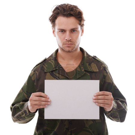 Téléchargez les photos : Laissez-le transmettre votre message. un jeune homme en tenue militaire - en image libre de droit