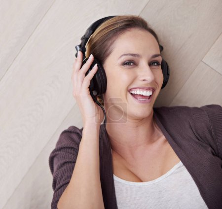 Foto de La música es mi escape. Retrato de una hermosa mujer escuchando música sobre sus auriculares - Imagen libre de derechos