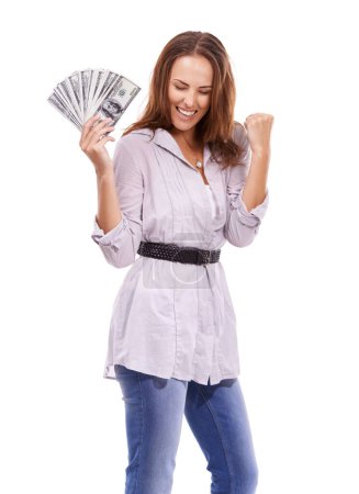 Foto de Sí, dinero para quemar. Mujer vestida casualmente que parece emocionada mientras sostiene un fajo de dinero en efectivo - aislado en blanco - Imagen libre de derechos