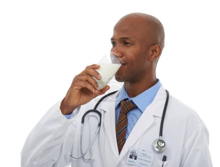 Foto de Recomendado por un profesional sanitario. Un médico guapo sosteniendo un vaso de leche - Imagen libre de derechos