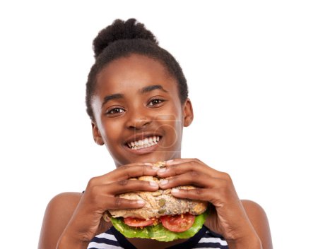 Téléchargez les photos : Une collation bien équilibrée. Portrait studio d'une jeune afro-américaine heureuse tenant un sandwich à la salade isolé sur blanc - en image libre de droit