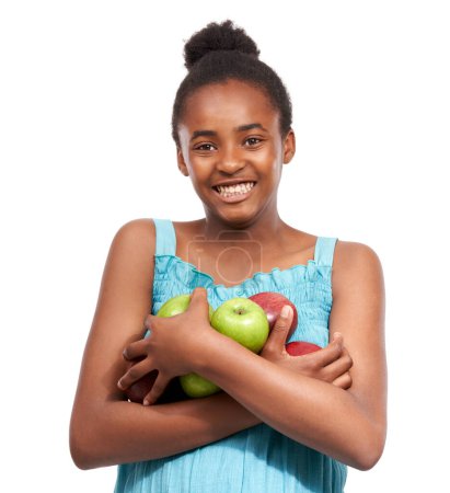 Foto de Las manzanas son su merienda favorita. Foto de estudio de una joven afroamericana de aspecto feliz que lleva una pila de manzanas en sus brazos aislados en blanco - Imagen libre de derechos