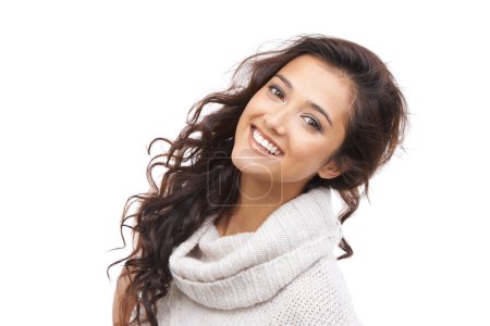 Foto de Este es mi armario de invierno. Mujer bonita en ropa de invierno sonriendo a la cámara con un fondo blanco - Imagen libre de derechos