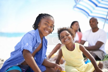Foto de Día de familia en el sol de verano. Una familia afroamericana disfrutando de un día en la playa - Imagen libre de derechos