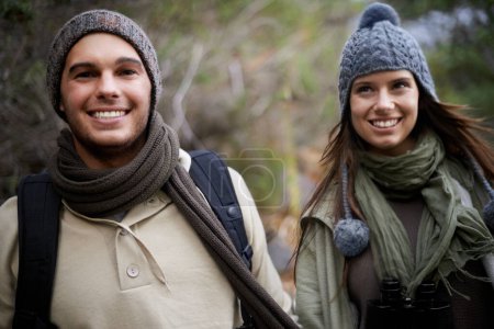 Téléchargez les photos : Les amoureux de la nature. Un jeune couple heureux passe du temps ensemble à l'extérieur - en image libre de droit
