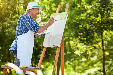 Foto de Encuentra tu inspiración. un hombre mayor pintando en el parque - Imagen libre de derechos