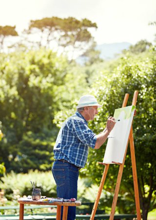 Foto de Encuentra tu pasión. un hombre mayor pintando en el parque - Imagen libre de derechos