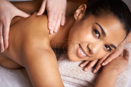 Foto de Me encanta que me mimen. una joven disfrutando de un masaje de espalda en un spa - Imagen libre de derechos