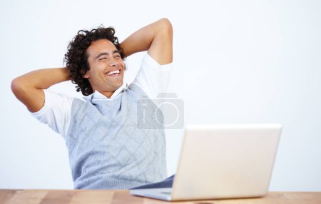 Téléchargez les photos : Détendez-vous, ordinateur portable et homme d'affaires rire après avoir terminé une tâche isolée dans un fond blanc et un bureau. Calme, finition et employé ou travailleur masculin sourire et se reposer au travail dans une entreprise. - en image libre de droit