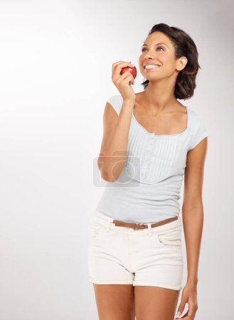 Foto de Una dieta saludable le da tranquilidad. Retrato de una joven disfrutando de un aperitivo saludable - Imagen libre de derechos