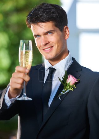 Foto de Brindemos por un gran día. Retrato de un guapo novio joven brindando por la cámara con champán - Imagen libre de derechos