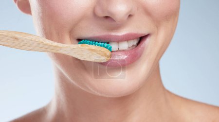 Foto de Mantén esa sonrisa intacta. Retrato de estudio de una joven irreconocible cepillándose los dientes sobre un fondo gris - Imagen libre de derechos