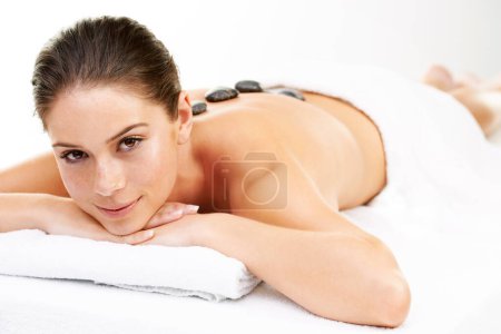 Foto de Día de spa. Retrato de estudio de una joven tumbada en una cama de masaje - Imagen libre de derechos