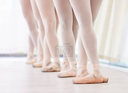 Téléchargez les photos : Prêt pour la performance d'une vie. un groupe de danseurs de ballerine pratiquant une routine dans leurs chaussures pointes - en image libre de droit