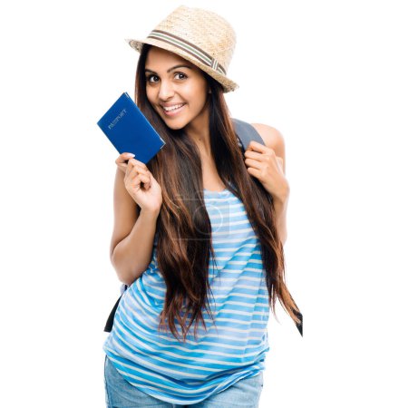 Foto de Puedo oler el Mediterráneo llamándome. una joven sosteniendo su pasaporte contra un fondo de estudio - Imagen libre de derechos