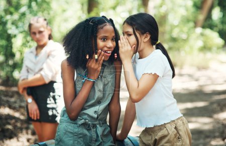 Téléchargez les photos : Tout le monde ne s'amuse pas. deux adolescentes bavardant sur leur ami au camp d'été - en image libre de droit
