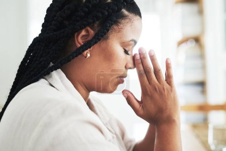 Téléchargez les photos : La vraie prière est un mode de vie. une jeune femme priant à la maison - en image libre de droit