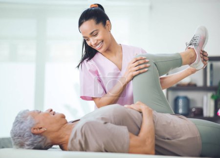 Foto de Compasión invicta. una mujer mayor haciendo ejercicios ligeros durante una sesión con un fisioterapeuta dentro - Imagen libre de derechos