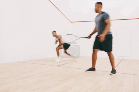 Foto de Cuanto más practiques, mejor te vuelves. dos jóvenes jugando un juego de squash - Imagen libre de derechos