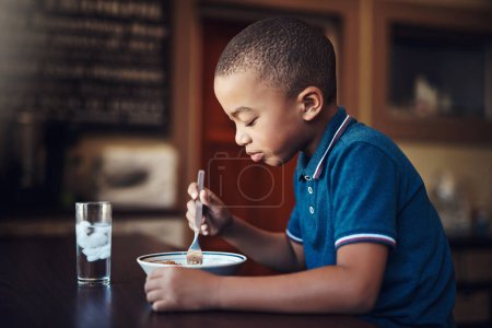 Foto de Es hora de comer. un niño comiendo un tazón de espagueti en casa - Imagen libre de derechos