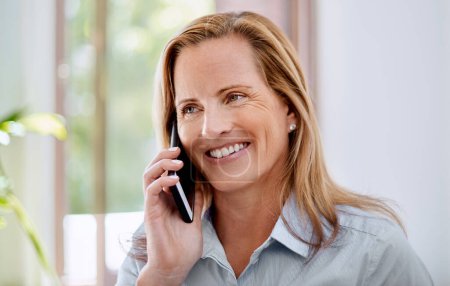 Foto de Gracias por la llamada. una mujer de negocios madura hablando por celular en una oficina - Imagen libre de derechos