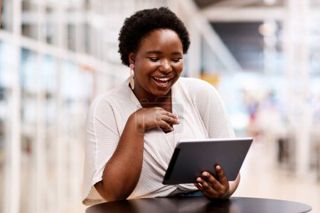 Téléchargez les photos : Rester productif au bureau. une jeune femme d'affaires utilisant une tablette numérique dans un bureau - en image libre de droit