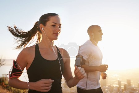 Foto de Salida del sol, streaming y fitness pareja corriendo como entrenamiento o ejercicio de la mañana para la salud y el bienestar juntos. Deporte, maratón y corredor de la mujer corren con el hombre atleta para el entrenamiento de deportes o energía. - Imagen libre de derechos