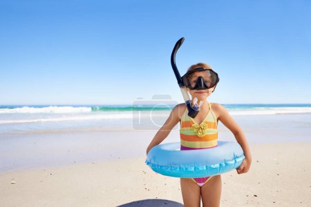 Foto de Playa, diversión y niña niño con natación inflable, snorkel y emocionado contra el fondo del océano. Aventura, retrato y niño en el mar con un anillo de natación para explorar, jugar y vacaciones en Bali. - Imagen libre de derechos