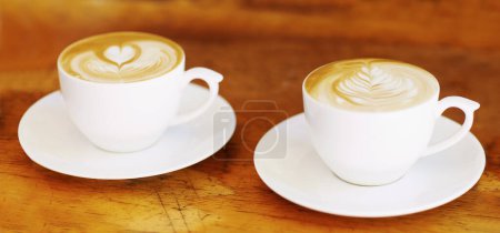 Foto de Latte, retro y taza de café en una mesa de madera marrón en un restaurante para beber expresso en la cocina. Café, café y fondo vintage y aroma expreso con leche y acogedora casa para el desayuno. - Imagen libre de derechos