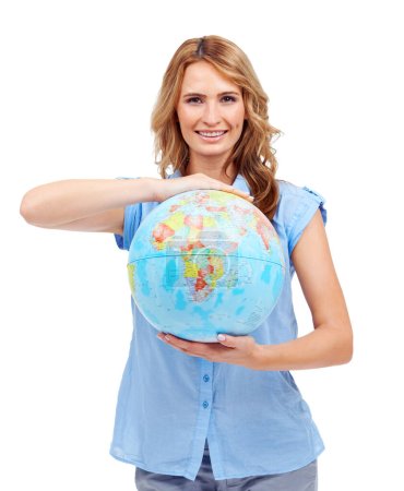 Téléchargez les photos : Sourire, portrait et femme avec un globe dans un studio pour les cartes mondiales, la géographie ou le jour de la terre. Heureux, éducateur et enseignante avec un monde planète modèle 3D pour une leçon isolée par fond blanc - en image libre de droit