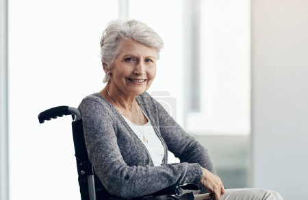 Téléchargez les photos : Je vis une vie bénie. une femme âgée assise dans un fauteuil roulant - en image libre de droit