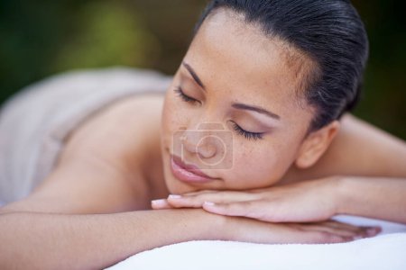 Téléchargez les photos : Dormir, se détendre et une femme sur un lit spa pour un massage, détente de luxe et bien-être dans la nature. Détendez-vous, calme et une jeune femme dormant après un soin de la peau, choyer et bien-être dans un jardin. - en image libre de droit