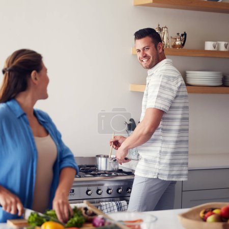 Foto de Cocinar juntos es cómo aprendimos qué alimentos nos encantan. una pareja casada haciendo comida juntos en la cocina en casa - Imagen libre de derechos