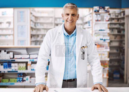 Foto de Siempre estoy listo para ayudar. un farmacéutico que trabaja en una farmacia - Imagen libre de derechos