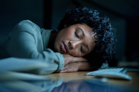 Téléchargez les photos : Mon lit me manque. jeune femme d'affaires dormant à son bureau pendant une nuit tardive dans un bureau moderne - en image libre de droit
